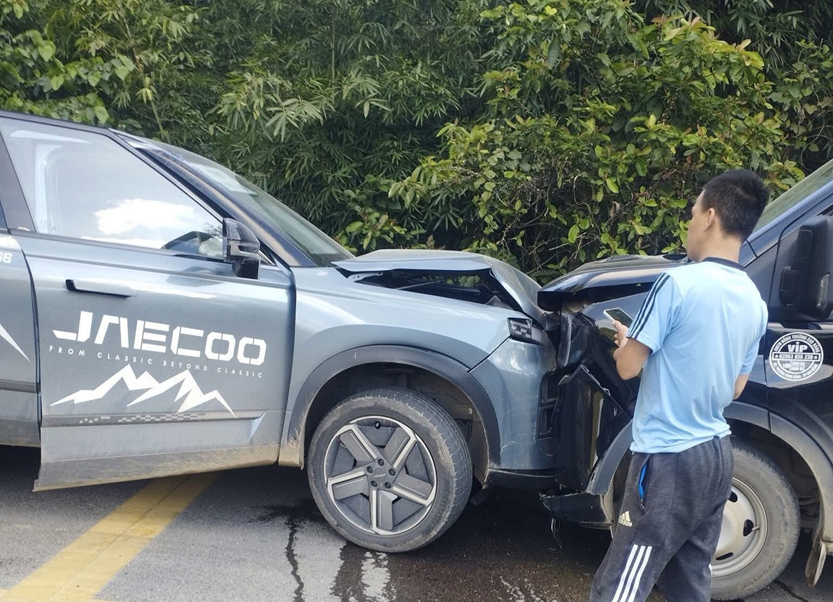 Ô tô lấn làn, vào cua đâm thẳng xe ngược chiều